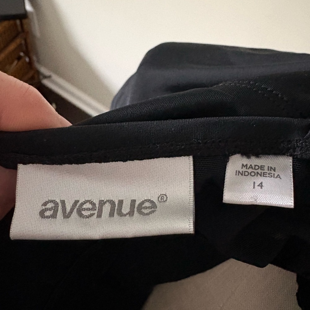 Avenue black ruffled swim top NWOT - Picture 3 of 4